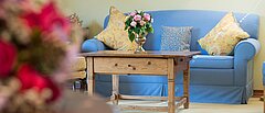 Gemütliche Couch mit einem Holztisch und einer Blumenvase