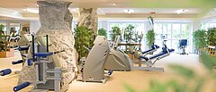 Gut ausgestatteter Fitnessraum in der Fachklinik St. Hubertus